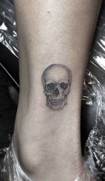 Like all tattoos, memorial tattoos can also fade away with time but i would strongly advise you to never ever let them fade away until you are alive. 51 Tiny Tattoos You're Going To Be Obsessed With | Tatuaże, Pomysły na tatuaż, Tatuaż