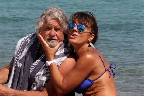 Saremo un paese civile quando nessuno userà le famiglie per aggredire gli avversari politici. Gossip news - Beppe Grillo e la moglie Parvin Tadjik ...