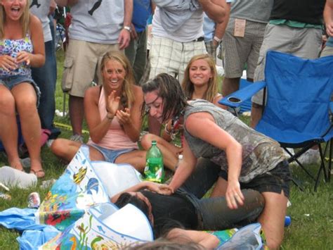 Girls flashing around party cove. The Drunken Mayhem of the Preakness Infield (25 pics ...