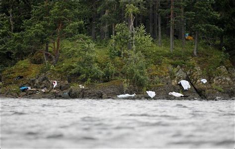 Simultáneamente el primer ministro de noruega, jens stoltenberg, ultima los detalles del campamento de verano juvenil del workers' youth league (auf); De som var på Utøya er våre helter - Terrorangrepet 22 ...