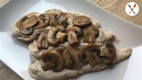 Per preparare le scaloppine di tacchino peperoni e funghi per prima cosa puliamo i funghi eliminando la parte terrosa del gambo spazzoliamo accuratamente con un pennello a setole rigide, e per ultimo con uno strofinaccio umido cerchiamo di togliere i residui di terra. Scaloppine ai funghi - YouTube