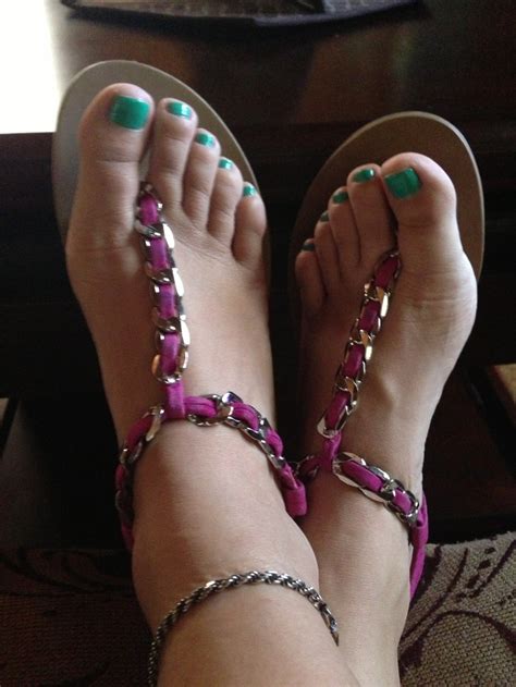 Jessica simpson posted a photo of her swollen feet on instagram as part of the viral #10yearchallenge jessica simpson wins #10yearchallenge with photo of her swollen feet. #mint toes #jessica simpson sandals | Shoes heels wedges ...