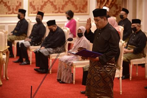 Penggugat melalui kuasa hukumnya mengajukan gugatan yang ditujukan kepada ketua pengadilan niaga pada pengadilan negeri surabaya, dengan beberapa kelengkapan/syarat yang harus dipenuhi 5 ADUN Angkat Sumpah Ahli Majlis Mesyuarat Kerajaan Negeri ...