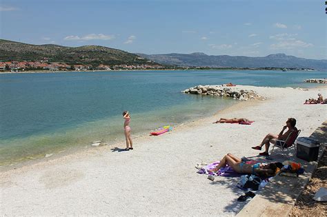 Bis zum zentrum sind es etwa 1000 meter. Strand Maccao in Trogir (Ciovo) - Strandführer von Porta ...