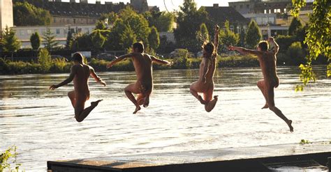 Bachelor, ben flajnik, goes for a forbidden midnight swim in the ocean with courtney behind the rest of girls back. 5 top spots for skinny dipping - where to go skinny ...