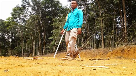 Teodolit juga bisa berubah fungsinya menjadi. Juru Ukur Tanah,Land Surveyor: Kerja ukur tanah di kampung ...