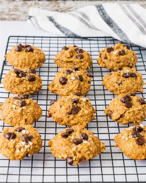 Put just about anything you like in these cookies, just don't forget to start with a delicious warm oatmeal chocolate chunk cookie base and take it over the top with fun toppings like caramel or chocolate syrup, sea salt. Peanut Butter Banana Oatmeal Cookies {Video} | Shuangy's Kitchen Sink | Recipe in 2020 | Banana ...