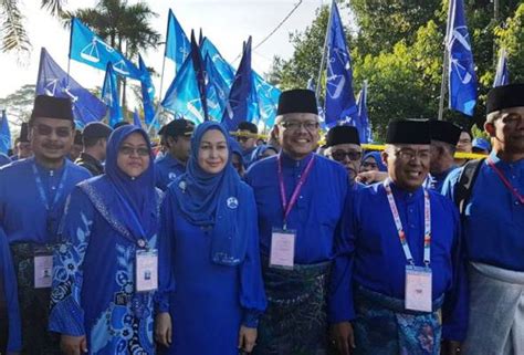 Aplikasi pru14 ini bukan sahaja platform untuk semakan dafter pemilih dan calon pru14 tetapi juga muat turun aplikasi pru14 ini dan dapatkan berita pantas dari parti bertanding di kawasan anda sama ada parti pembangkang atau parti kerajaan. BN Larut yakin menang kerusi PRU14 - Trending Now