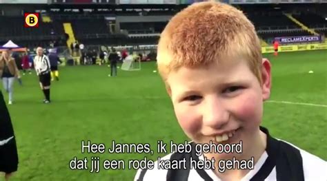 Ze geven commentaar op dingen die in de wereld gebeuren, en daar ontbreek voetbal. Jannes Rode Kaart | Kaart