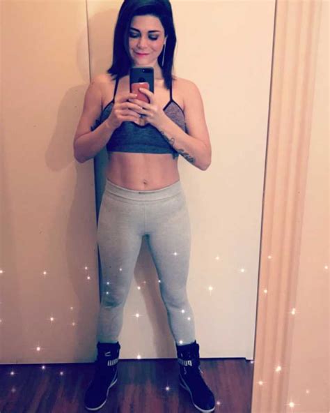 Antonella ríos aclaró que por ese motivo había estado utilizando lentes de sol en el estudio. Antonella Ríos luce su tonificada figura en Instagram ...