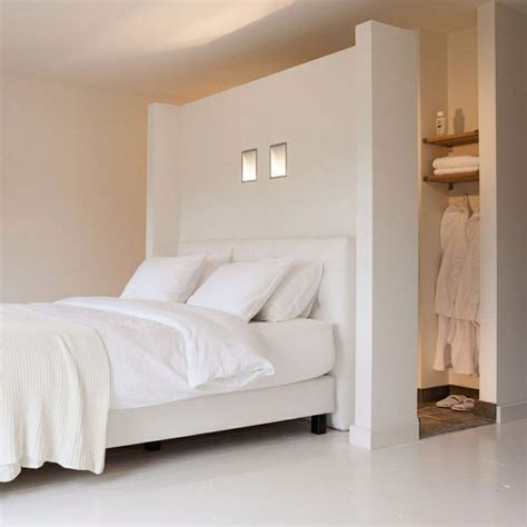 Kleiderschränke mit drehtüren sind wahre klassiker und vielseitige allrounder in schlafzimmern mit wenig platz für möbel neben dem bett ist ein schwebetürenschrank definitiv eine überlegung wert. begehbarer-kleiderschrank-hinter-bett (1) - # ...