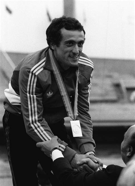 Campione olimpico dei 200 metri piani a mosca 1980, è stato il primatista mondiale della specialità dal 1979 al 1996 con il tempo di 1972 che tuttora costituisce, dopo più di 40 anni, il record europeo. Chi era Pietro Mennea - Il Post