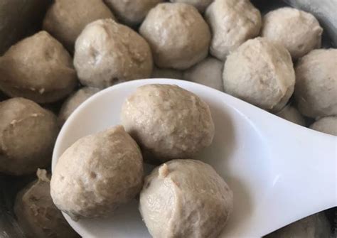 Tadaa tiap aku bikin bakso selalu ga enak, aku aja bilang ga enak apalagi suami n keluarganya yg lidah nya . Resep Bakso sapi kenyal Tanpa pengawet oleh Tinakitchen ...