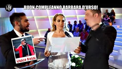 Memo remigi ha svelato alcuni dettagli sulla sua storia d'amore con barbara d'urso, allora appena ventenne ma la d'urso non ci sta ed arriva la tra l'altro, remigi aveva allora 39 anni, mentre barbara d'urso 20. Barbara D'Urso a Le Iene dà i voti agli ex e niente più ...