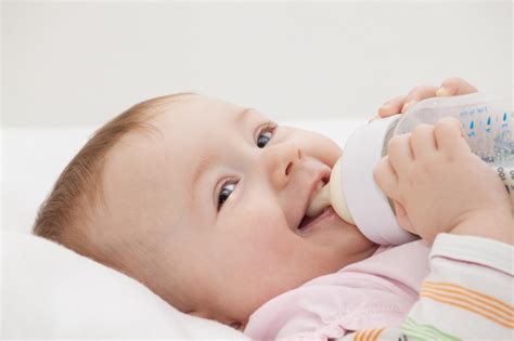 Gestern kam mir die frage auf, ab wann man babys normalen joghurt oder andere milchprodukte zum essen anbieten kann. Darf ich meinem Baby normale Milch geben? - babymarkt.de