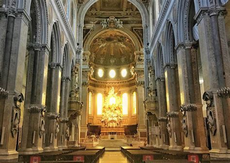 Un fonte battesimale in pietra con base zoomorfa del xiii secolo, un seicentesco coro ligneo, due busti lignei raffiguranti san gennaro e san dionigi. Duomo di Napoli: Origine, Storia, Descrizione e Tutte le ...