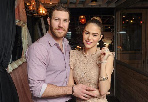 Go premium to update profile photo. Brandon Prust surprend Maripier Morin pour sa fête!