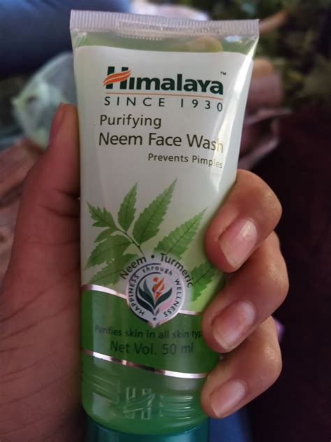 Dari minggu kemaren lagi not in a good mood, jadi belum bisa nulis review. Himalaya Herbals Purifying Neem Face Wash Reviews, Price ...