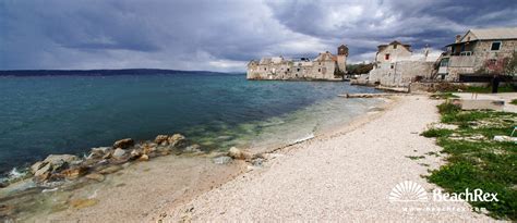 Its exceptional geographical position in the kaštela bay, good traffi c connection with all european countries, as well as its expertly planned design makes the marina kaštela a safe. Plaža Kaštel Gomilica - Kaštela - Dalmacija Split ...