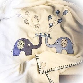 Un copriletto è una coperta, solitamente leggera, che si posa sul letto generalmente a scopo decorativo. Copertina neonato in pile con applique a mano | Applique a mano, Neonato, Coperta del bambino