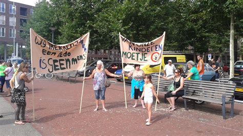 Definiții, sinonime, conjugări, declinări, paradigme pentru demonstrație din dicționarele: Tientallen bij demonstratie tegen pedofilie in Deventer