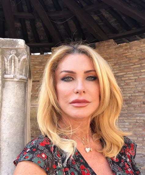 In sintesi la giornalista sportiva lamenta che. Paola Ferrari : Chi è, Biografia, FOTO e profilo Instagram