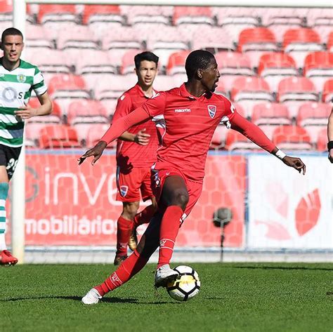 ˈʒiɫ viˈsẽt(ɨ)), commonly known as gil vicente, founded in 1924, is a portuguese football club that plays in barcelos. Jumisse na GIL VICENTE TV - Gil Vicente