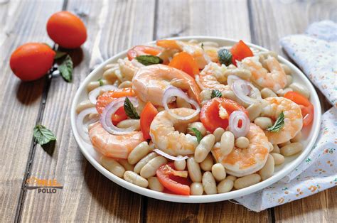La crema di cannellini e gamberi è un inizio gustoso per una cena di pesce a base di cucina saporita e allo stesso tempo molto delicata. Insalata di gamberi con cannellini e pomodori - Pelle di Pollo
