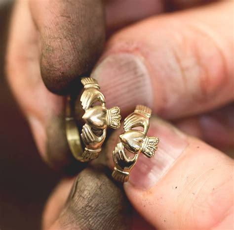 How to wear a claddagh ring. How To Wear A Claddagh Ring Correctly / What Finger Should ...