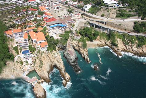 En este lugar hay clavadistas que se tiran a mas de 20 mts de. CLIFF DIVING SITE - LA QUEBRADA ACAPULCO ---> http://goo ...