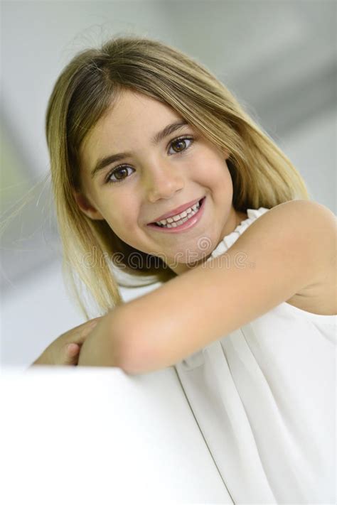 Schönes 6-jähriges Mädchen stockbild. Bild von leute ...