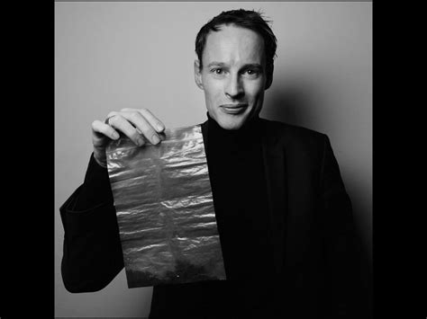 Dutch artist daan roosegaarde is turning beijing's smog into jewelry. Daan Roosegaarde - The smog free project