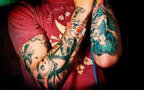 Everyone's like oh it's cool how there's no. Pete wentz has a howls moving castle tattoo how did I not ...