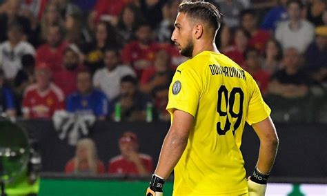 Seeing as that didn't quite materialise, the name of another italian goalkeeper on a free was also thrown in the mix. Donnarumma, Buffon e l'idea di Raiola | Primapagina ...