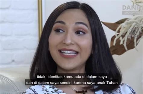 Dena rachman dan millen cyrus termasuk dua selebriti yang banyak disorot netizen. Mantap Pindah Keyakinan, 5 Fakta Dena Rachman yang Curi ...