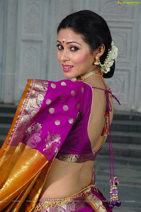 Saree reveals your navel, consider wearing sleeveless or backless blouse for more attraction with less hooks on back or designs. Pin by Ahsin :) on Sari blouse fashion | Kashta saree ...