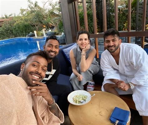 Hardik pandya is an indian cricket player. Hardik Pandya clicks a selfie with his brothers Krunal and ...