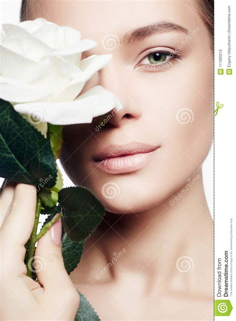 Ma femme nue en levrettevu 482 fois. Belle Femme Nue De Maquillage Avec La Fleur Image stock - Image du charme, plaisir: 111020215