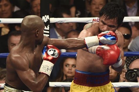 Floyd mayweather, right, throws a punch at logan paul, left, during an exhibition boxing match at hard rock stadium, sunday, june 6, 2021, in miami gardens, florida. Floyd Mayweather keert volgend jaar terug in de ring voor ...