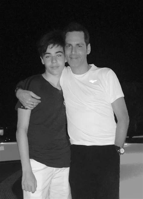 Toată lumea îl știe pe radu ștefan bănică, fiul cel mare al actorului și solistului ștefan bănică. Fiul lui Stefan Banica s-a facut o frumusete de baiat ...