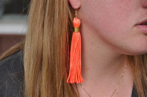 These diy tassel earrings are bold enough to be worn alone, no necklace required. No Hassle Tassel Earrings Tutorials - The Beading Gem's Journal