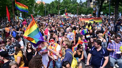 Az operától a tabánig budapest pride 2017 fotókon az egyenlő szerelem ünnepe. Lánykérésekkel és erőtlen ellentüntetéssel zajlott le a ...