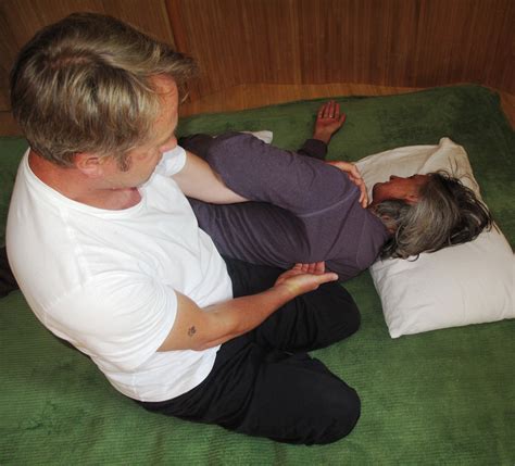 We introduce how to massage in japan. Thai Massage - Nev Yoga Massage