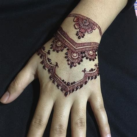 Izhar said she has done an amazing job and drawn beautiful henna designs for the guests. $15 | dm or email me for appointments #henna # ...