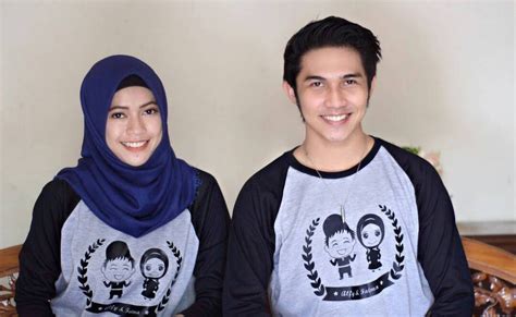 Berbagai gambar desain baju couple keren dibawah ini juga bisa kalian jadikan sebagai status whatsapp, instagram, foto profil facebook atau dijadikan sebagai wallpaper handphone kalian. Kumpulan Desain Baju Couple Nama Pasangan | 1001desainer