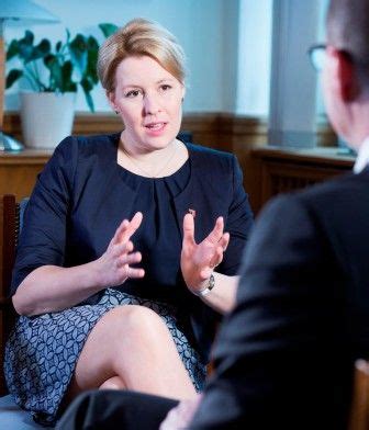 Franziska giffey (née süllke, born 3 may 1978) is a german politician of the social democratic party (spd) who has been serving as minister for family affairs, senior citizens, women and youth in the government of chancellor angela merkel since 2018. Franziska Giffey | Promis, Mode für frauen, Mode