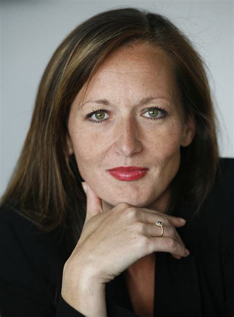 It chronicles four years in the life of julie, a young woman who navigates the troubled waters of her love life and struggles to find her career path, leading her to take a realistic look at who she really is. Renate Arends | LarenKlassiek