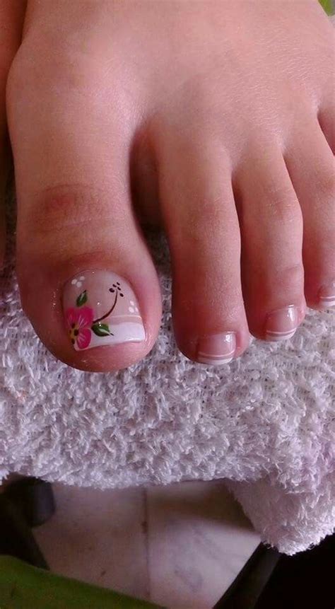 Pintarse las uñas con agua no solo resulta más saludable para nuestras uñas, también nos da la oportunidad de lucir una manicura diferente. Uñas de pies pintada #unasdecoradas | Diseños de uñas pies ...