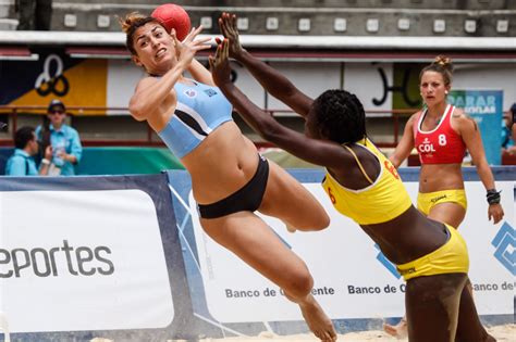 En esa nómina de 36 jugadoras se encuentran dos. Las jugadoras de balonmano playa no están obligadas a ...