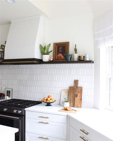 This tiny kitchen is inspired by the classic look of 1950s kitchens. Kitchen with ledge and no upper cabinets in 2020 ...